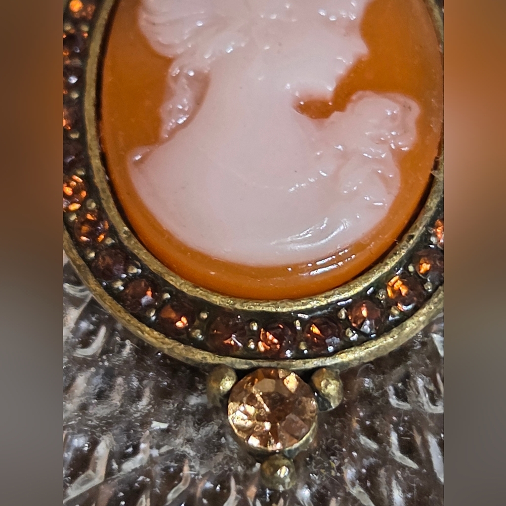 Cameo Brooch with Rhinestone Bow - Picture 5 of 8